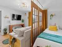 Stylish Little Gem Upper Unit, with King Bed close to State Fair and AmFam Field Hotels in West Allis