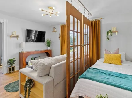 Stylish Little Gem Upper Unit, with King Bed close to State Fair and AmFam Field