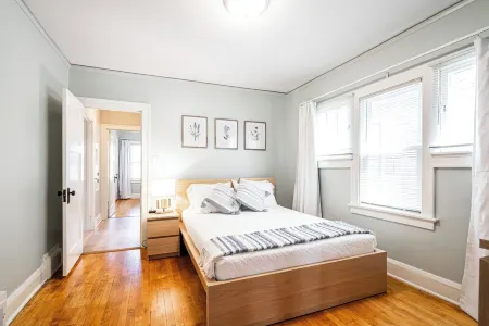 Charming 2-bedroom apartment with AC, WiFi in fantastic West Allis