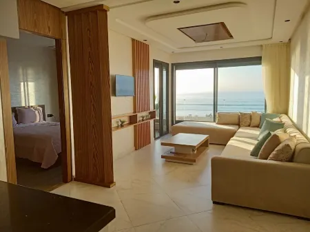 Très bel Appartement Avec une vue Magnifique sur mer Отели рядом с достопримечательностью «Parc De Jeu Enfants المغرب العربي»