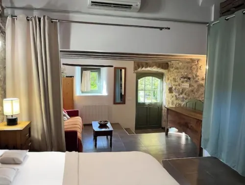 Villa in St Guilhem le désert with terrace, panoramic view, pets welcome.