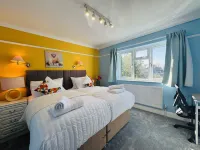 Spacious 4BR house close to Gatwick Airport.