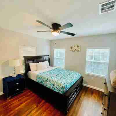 Cozy 2-bedroom townhome in charming Dallas with WiFi, AC Rooms