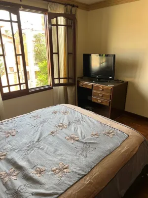 acogedora casa familiar con habitaciones privadas.