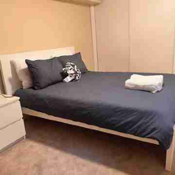 Cheerful 3-bedroom home with free parking. Rooms