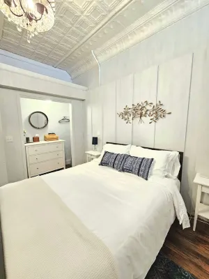 Cozy 2BR Loft in Downtown Charleston, IL 베이커 필드 주변 호텔