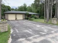 Rustic Retreat: Spacious Cottage with Private Saltwater Pool and Sauna