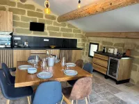 Stone-built cocoon in the center of the village, roof terrace and whirlpool bath Hotel a Saint-Quentin-la-Poterie