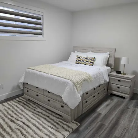 Brand New 1 Bedroom Suite with Private Entrance-10 mins to Airport-self check-in