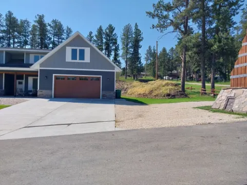 New spacious beautiful Home in enchanting Hill City!