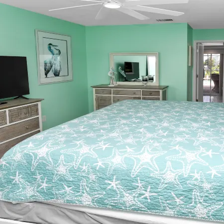 Love Bird–Canalfront villa lounge terrace heated pool pet friendly