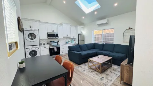 Bright & Modern Gem: Central Location ~ NewEntire 2BD/1BA Guesthouse Hotels in Pleasant Hill