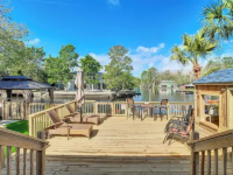 Charming home right off the main river. short paddle to hospital hole.