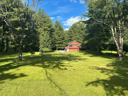 Riverfront Cabin Retreat on the Delaware, 5 mins from Narrowsburg, 2hrs from NYC Hotels in Tusten