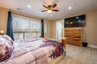 Lux Cabin w/ hot tub, playground, game room, bb court,walking trail, resort pool