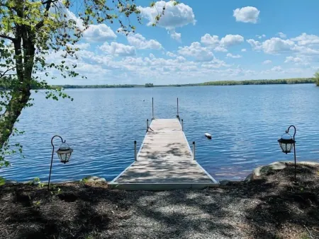 The Eagles Nest! ☀Four Seaon Lakeside Retreat☀ Отели в г. Гудзон