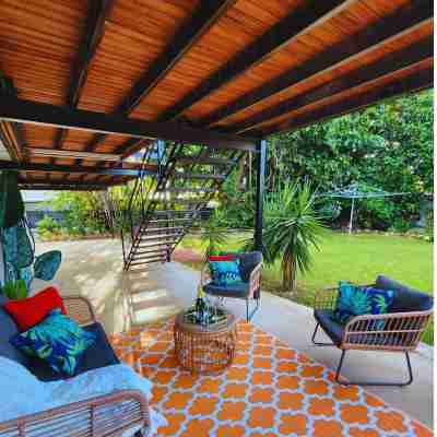 4 BEDROOM TROPICAL HOME + LAP POOL + PARKING FOR CARAVANS, BOATS OR TRAILERS. Hotel Exterior