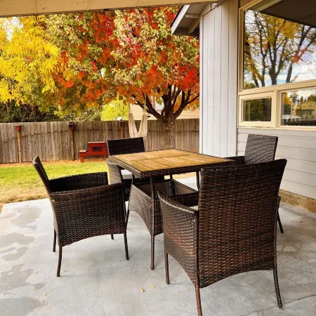 Charming 2-bedroom farmhouse in Goldendale with WiFi and AC