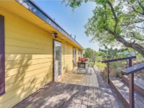 Charming 3-bedroom 3-bathroom house with WiFi, AC in fantastic Buchanan Dam Hotels in Buchanan Dam