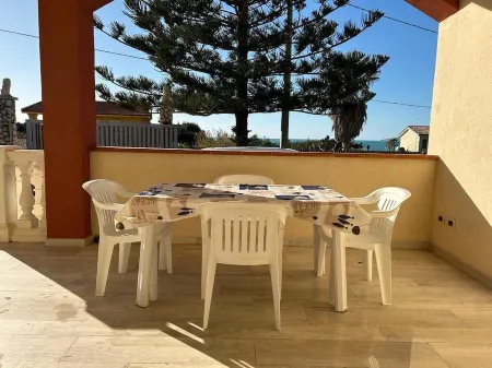 Gorgeous Villa, ideal for families or friends, a stone's throw from the crystal clear sea