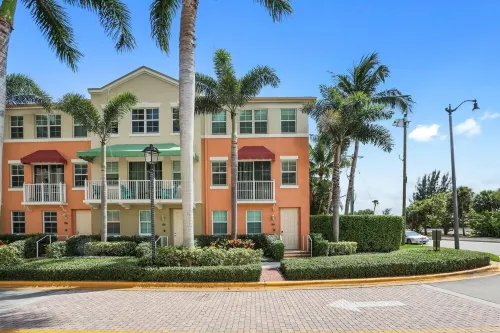 Cozy orange beachside townhouse with yard, Wi-Fi, & full kitchen in Lantana! Hotel a Lantana