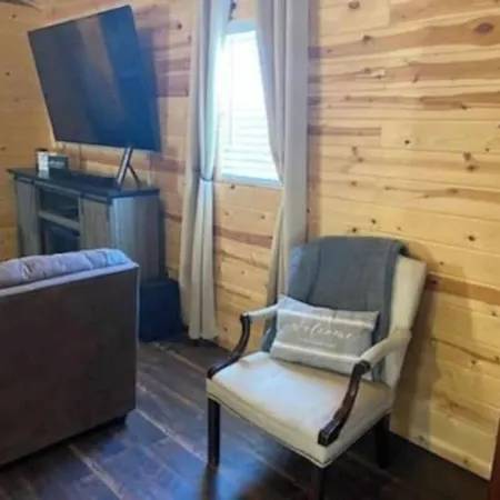 Cozy cabin in enjoyable Kaw City with WiFi, AC