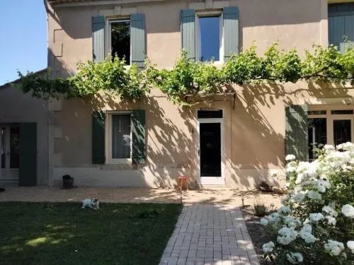 NEW Provençal Mas with air-conditioned swimming pool, sleeps 8 Hotels in Eyragues