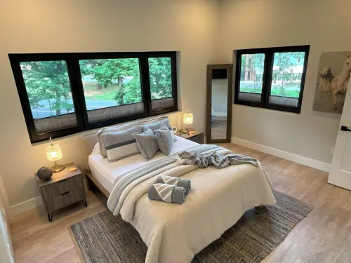 GAME DAY PERFECT! Minutes from Death Valley and  steps to Patrick Square! 🏈🐅🧡