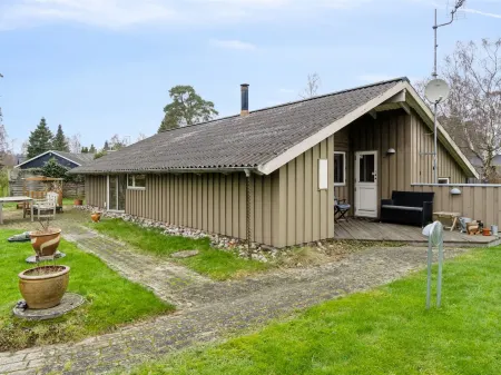 "Arent" - 1.1km from the sea