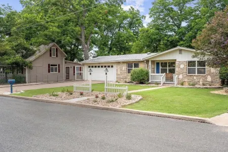 Pecan Retreat-Half Mile to Main