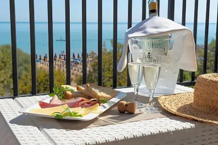 Hotel Regent Отели рядом с достопримечательностью «Nettuno Beach Club»