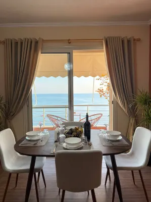 Stunning Seaview  10s Beach  AC Fast WiFi - 公寓