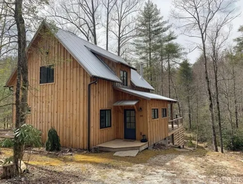 Family and pet friendly cabin on a creek. 10 minutes to downtown Cashiers