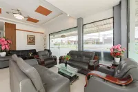 RedDoorz Near Rsud Embung Fatimah Batam Hotels in Batu Aji