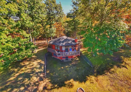 Eagle River Oak Tree House - Charming 2-bedroom house - Sleeps 6