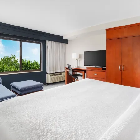 Courtyard by Marriott Manchester-Boston Regional Airport