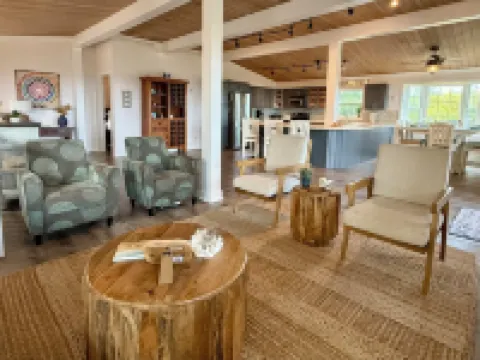 Ocean Views - Comfy Family Home Sleeps up to 10 - Hideaways Beach Club