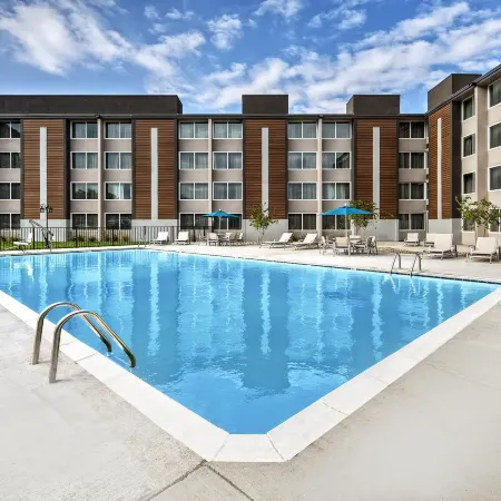Holiday Inn Express LOUISVILLE AIRPORT EXPO CENTER by IHG Отели рядом с достопримечательностью «Сикс Флэгз Кентакки Кингдом»