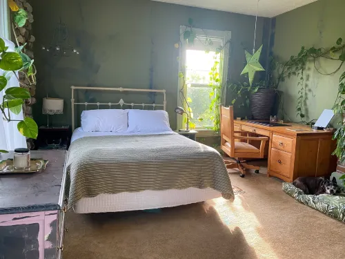 Upstairs at Thevictorian - Lush Walkable and Dog-friendly Retreat - Steps From Downtown Bellingham