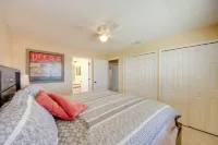 Screened Porch + Pool Access: Cozy Sebring Condo - Pools