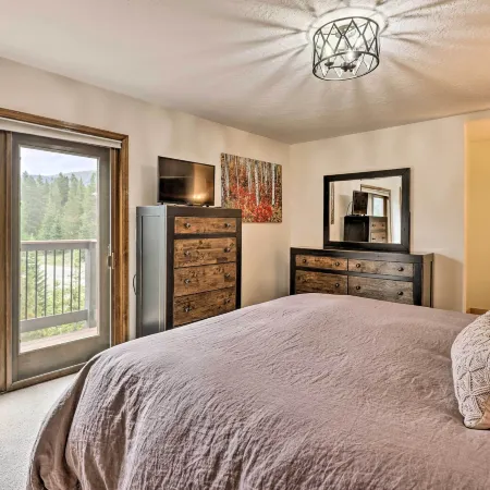 Walk to Ski Lift: Breckenridge Retreat w/ 2 Decks!