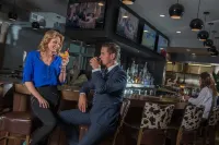 Hotel Clique Calgary Airport - bar