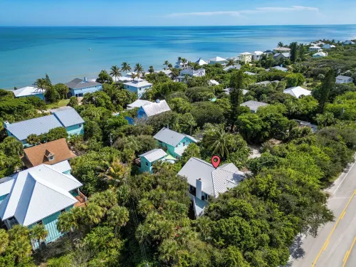 Charming Beach Cottage, 100 Steps to the Beach. Pet friendly. King Bed. Hotels in Wabasso Beach