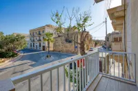 Qala Tranquil Escape - Stylish with Terrace & AC