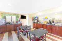 Days Inn by Wyndham Florence/I-95 North - breakfast