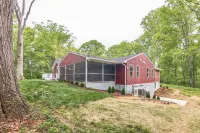 Woodhaven: Your Serene Countryside Escape 5 Bedroom Farmhouse by RedAwning