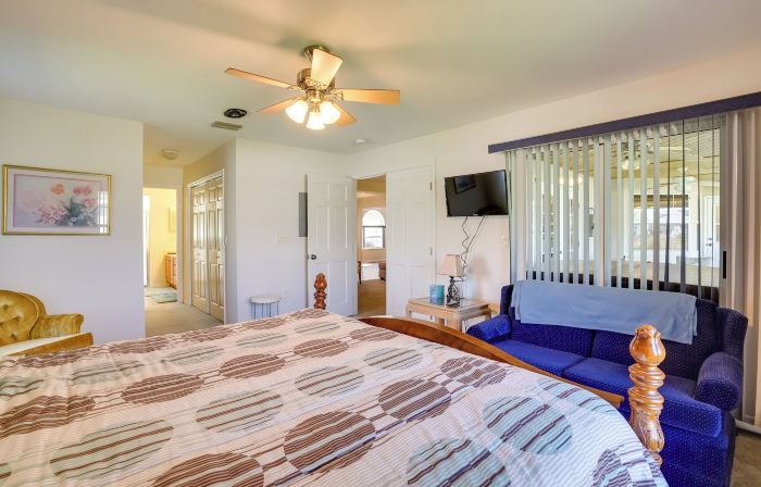 Walk to Lake: Home w/ Screened Porch in Sebring!