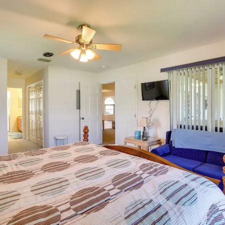 Walk to Lake: Home w/ Screened Porch in Sebring!
