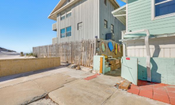 Driftwood Beach Cottage - Walk to Clearwater Bch