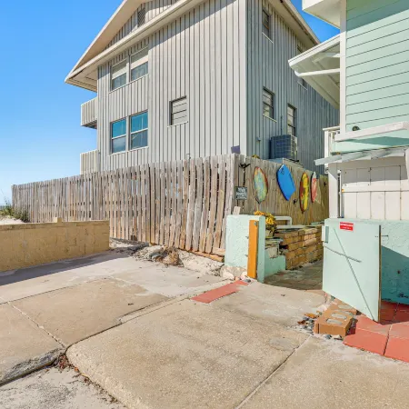 Driftwood Beach Cottage - Walk to Clearwater Bch